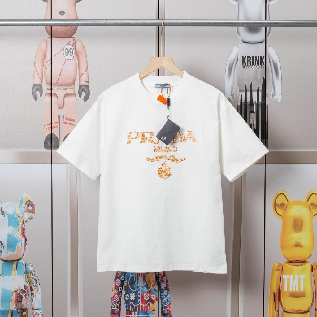 Prada/Prada 2026 คลาสสิกรอบคอแขนสั้นเสื้อยืดผู้ชายผู้หญิงสไตล์ Classy Raglan แขนรอบคอหลวมธุรกิจสบายๆ