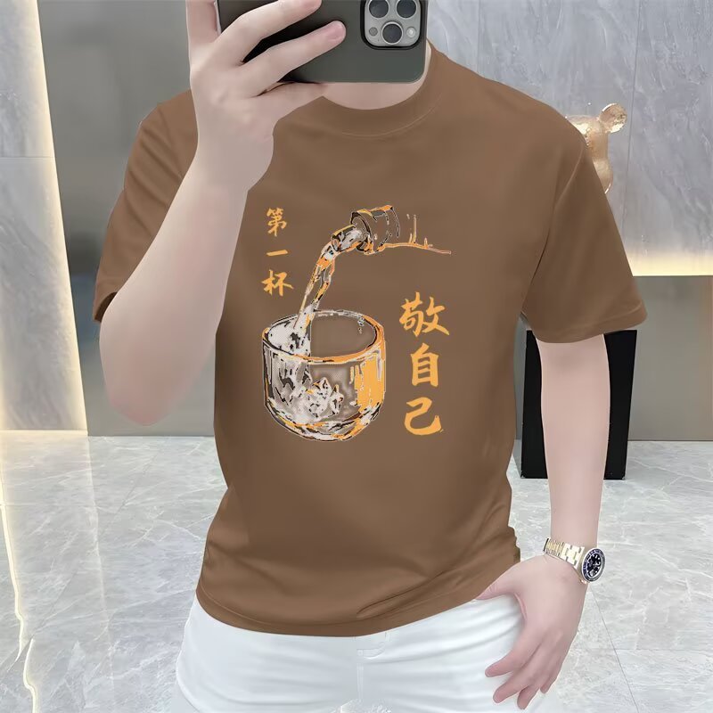 2026 เสื้อยืดแขนสั้นผ้าฝ้ายแท้ผู้ชาย Street Wear ที่ไม่ซ้ํากัน Creative Pour Wine ฤดูร้อนสไตล์ใหม่รอ