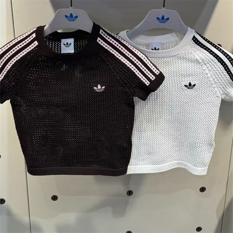เสื้อยืดสตรีถักกลวงออกคอกลมและสลิมฟิต