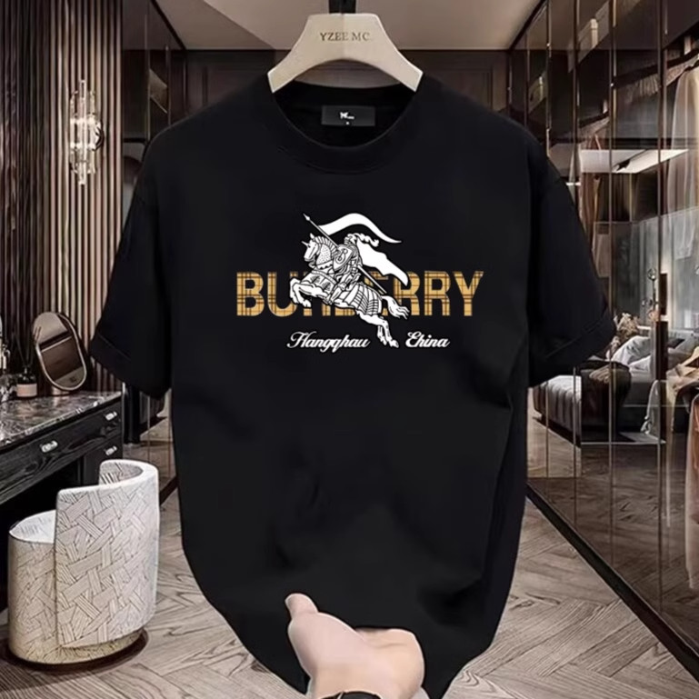 2026 ม้าศึก แขนสั้นเสื้อยืดผู้ชายฤดูร้อนสไตล์ใหม่หลวมแฟชั่นแนวโน้มจดหมายรอบคอกีฬาสบายๆผ้าฝ้ายด้านบนป