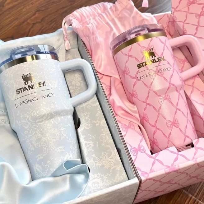 [คลังสินค้าพร้อม] ดอกไม้สไตล์ใหม่ Stanl@y x LoveShackFancy Co-Branded Thermos Cup 20oz Straw Cup Car Cup