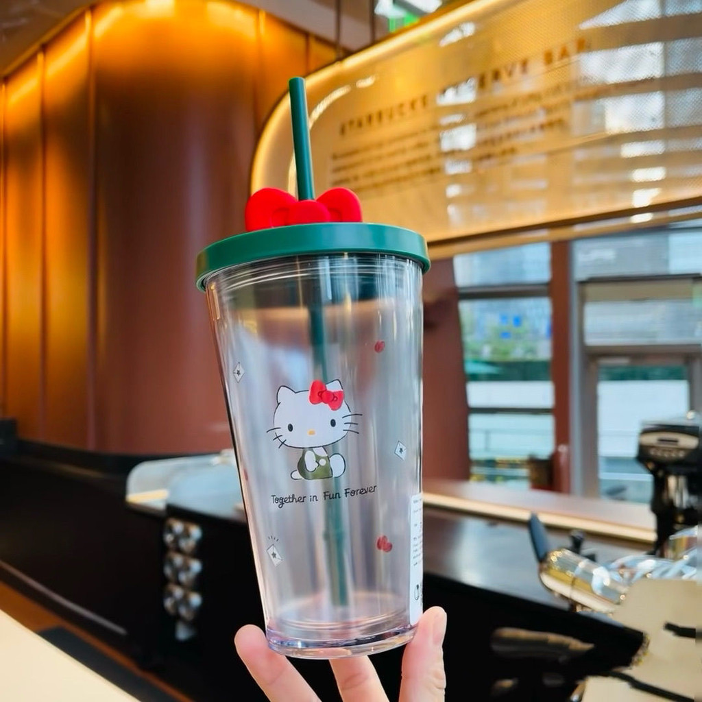 ฟรีกระเป๋าถือ Coaster Hello Kitty Starbucks ถ้วยฟางถ้วยน้ําขวด PP ถ้วยน้ํา Ins กาแฟคู่หนาเครื่องดื่มเย็นขนาดใหญ่ความจุ 473ml