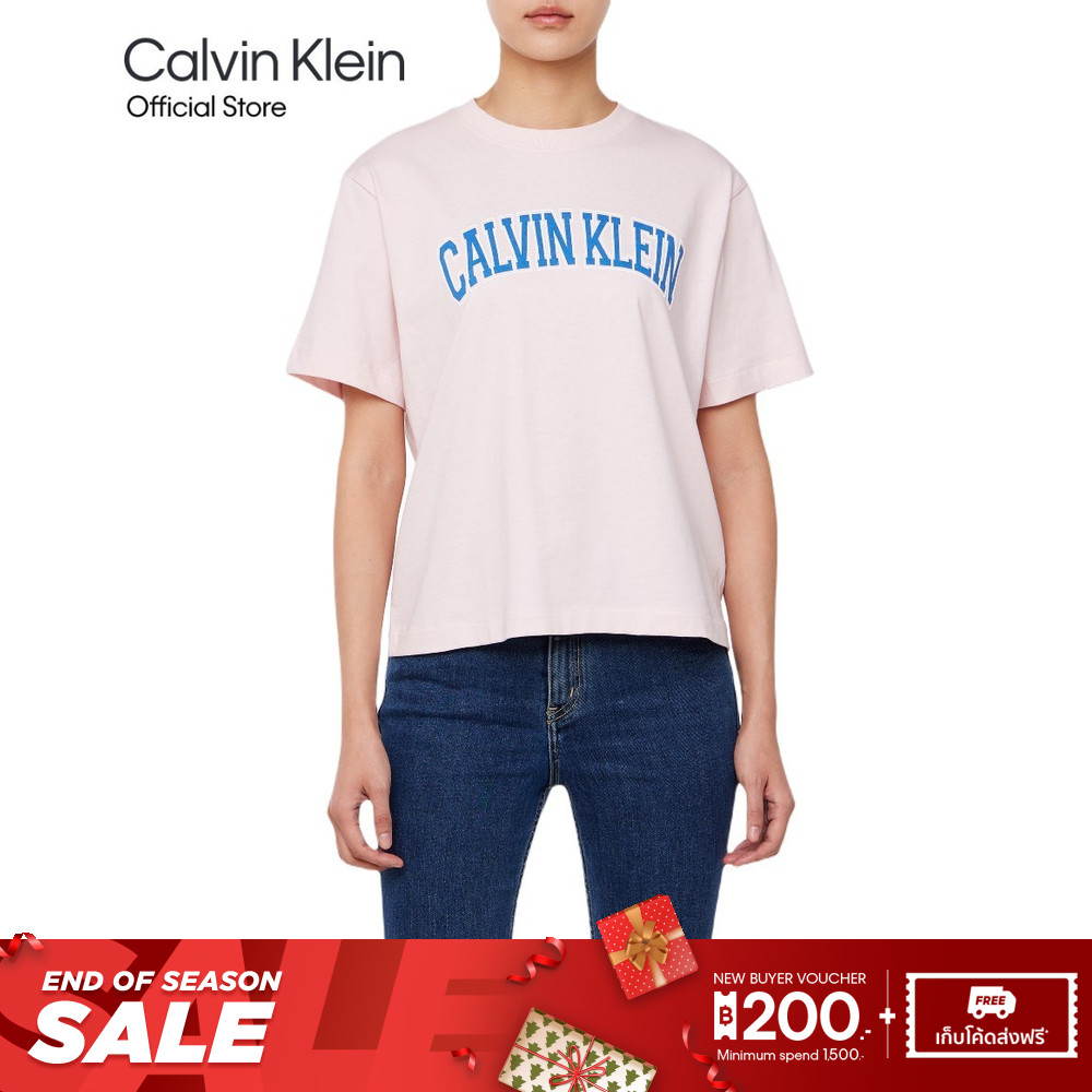 CALVIN KLEIN เสื้อยืดคอกลมแขนสั้นผู้หญิง Boxy Varsity Logo T-Shirt ทรง Boxy รุ่น 47B822G 2NT - สีชมพ