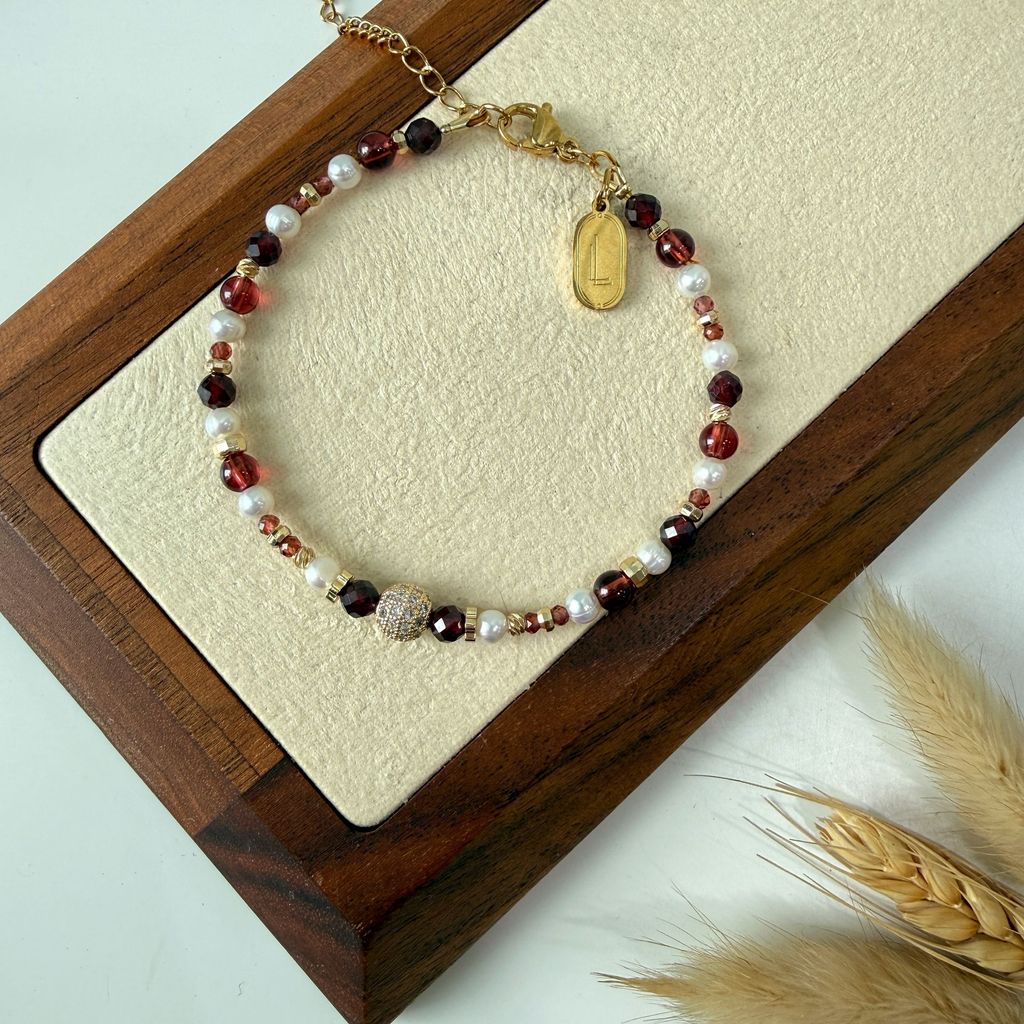 L1923 : Mozombique Garnet Fresh Water Pearl & Champagne Garnet (3-4mm)