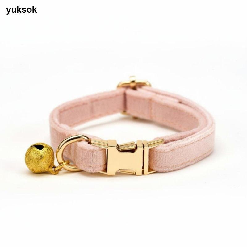 Yuksok ปลอกคอลูกแมวกํามะหยี่น้ําหนักเบา Secure Fit สัตว์เลี้ยงแมวเข็มขัดคอสําหรับแมวในร่มถ่ายภาพ