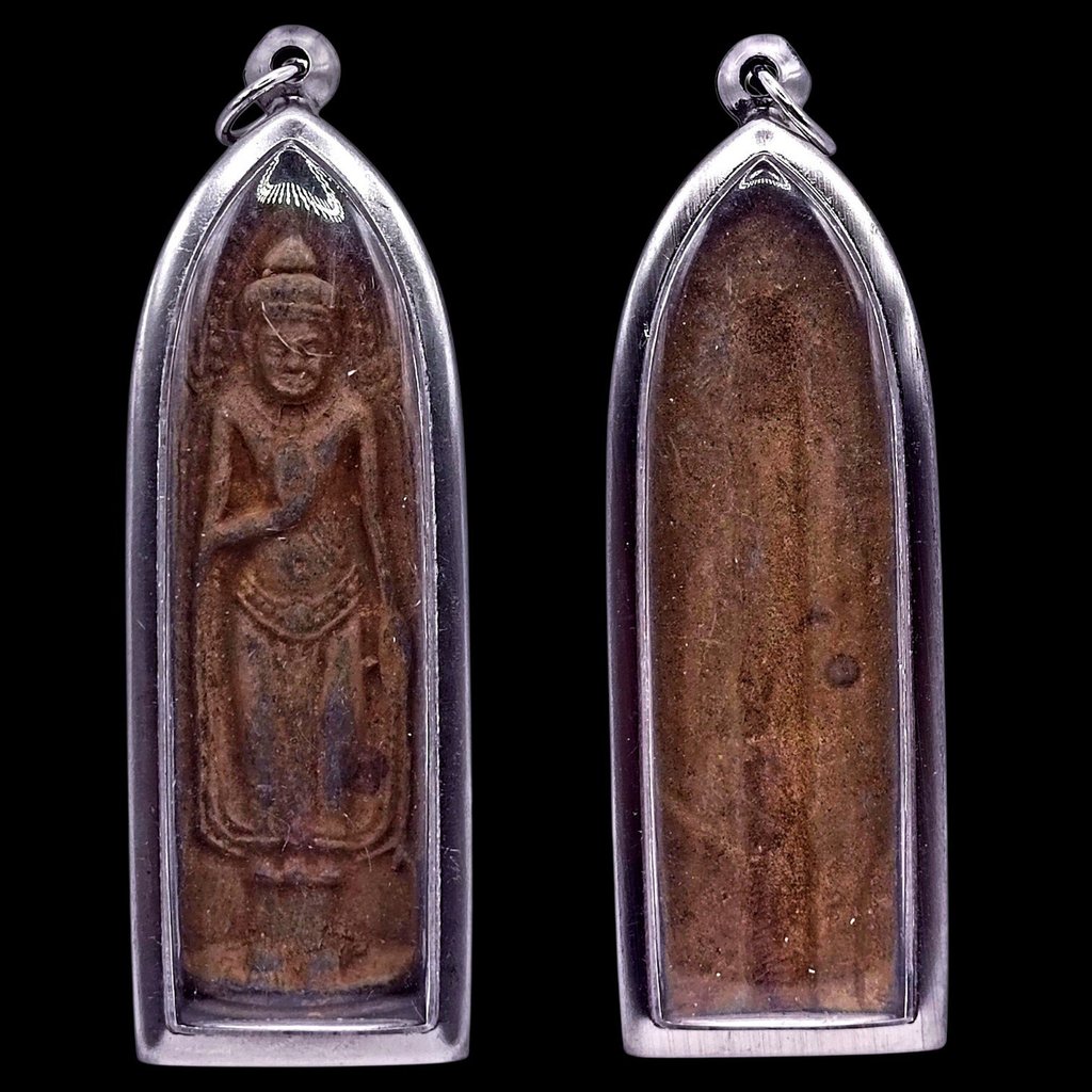K600 พระร่วง รางปืน หลัง ผืนผ้ากรุ วัดพระศรี เนื้อชินตะกั่ว สนิมแดง เลี่ยม กรอบสแตนเลส แท้ ขนาด 3.20X8.50 cm.