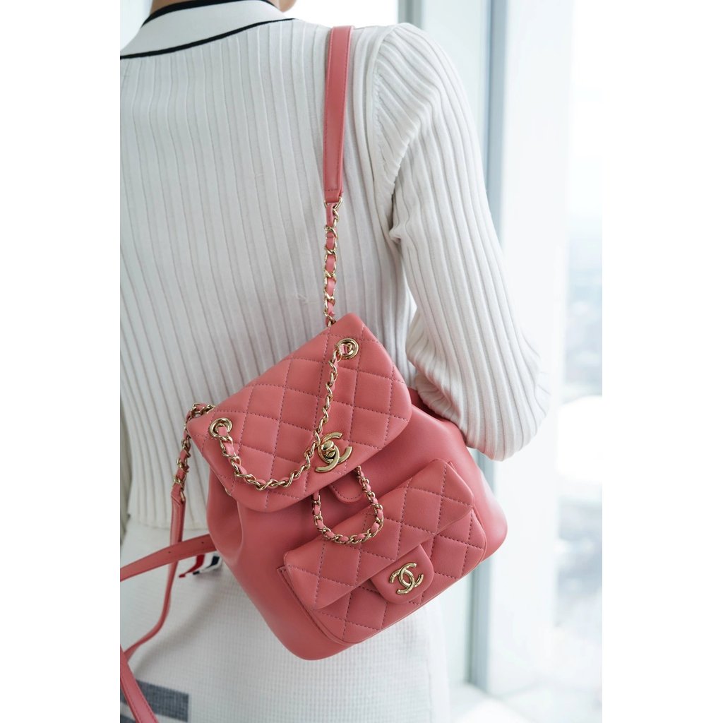 กระเป๋าเป้สีชมพู coral แบบใหม่ มาพร้อมสายโซ่เล็ก จาก Chanel