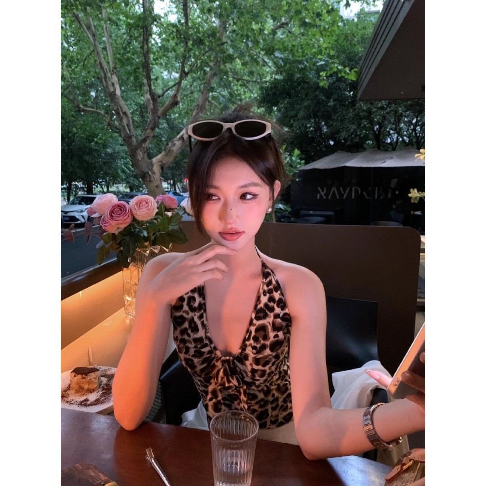 NALYSA [Hotness Full Score] American Hot Girl เสือดาวพิมพ์คอวี Halterneck Top ผู้หญิงฤดูร้อน Camisol