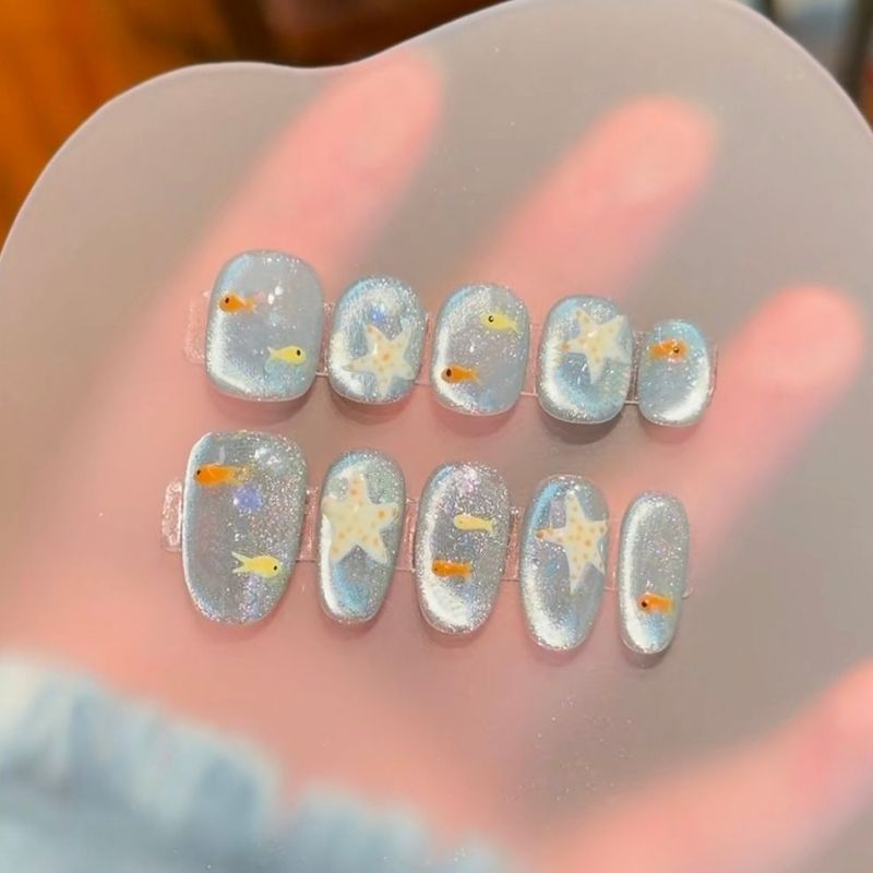 【การผจญภัยใต้ท้องทะเล】กลิตเตอร์สีฟ้าน้ำแข็งใสที่ผสมผสานกับปลาและปลาดาวที่มีชีวิตชีวา เหมาะสำหรับการแต่งเล็บในชีวิตประจำวันช่วงฤดูร้อน สามารถถอดออกได้ มาพร้อมกาวในตัว
