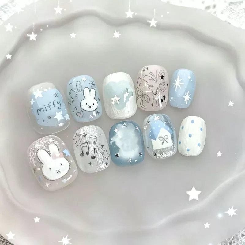 เล็บปลอม10ชิ้น[ดาวสีฟ้ามิฟฟี่]น้ําแข็งใสสีฟ้าอ่อนรอยเปื้อนจับคู่น่ารักมิฟฟี่กระต่ายดาวบันทึกที่ถอดออกได้เล็บแพทช์กดประเภทเล็บปลอมฟรีกาว