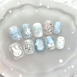 เล็บปลอม10ชิ้น[ดาวสีฟ้ามิฟฟี่]น้ําแข็งใสสีฟ้าอ่อนรอยเปื้อนจับคู่น่ารักมิฟฟี่กระต่ายดาวบันทึกที่ถอดออกได้เล็บแพทช์กดประเภทเล็บปลอมฟรีกาว