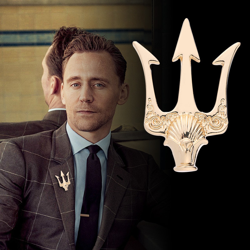 สูทผู้ชายAquaman Trident มีเข็มกลัดแบบอังกฤษและHigh-End Badge เสริมด้วยPin Collar พร้อมให้คุณแต่งกาย