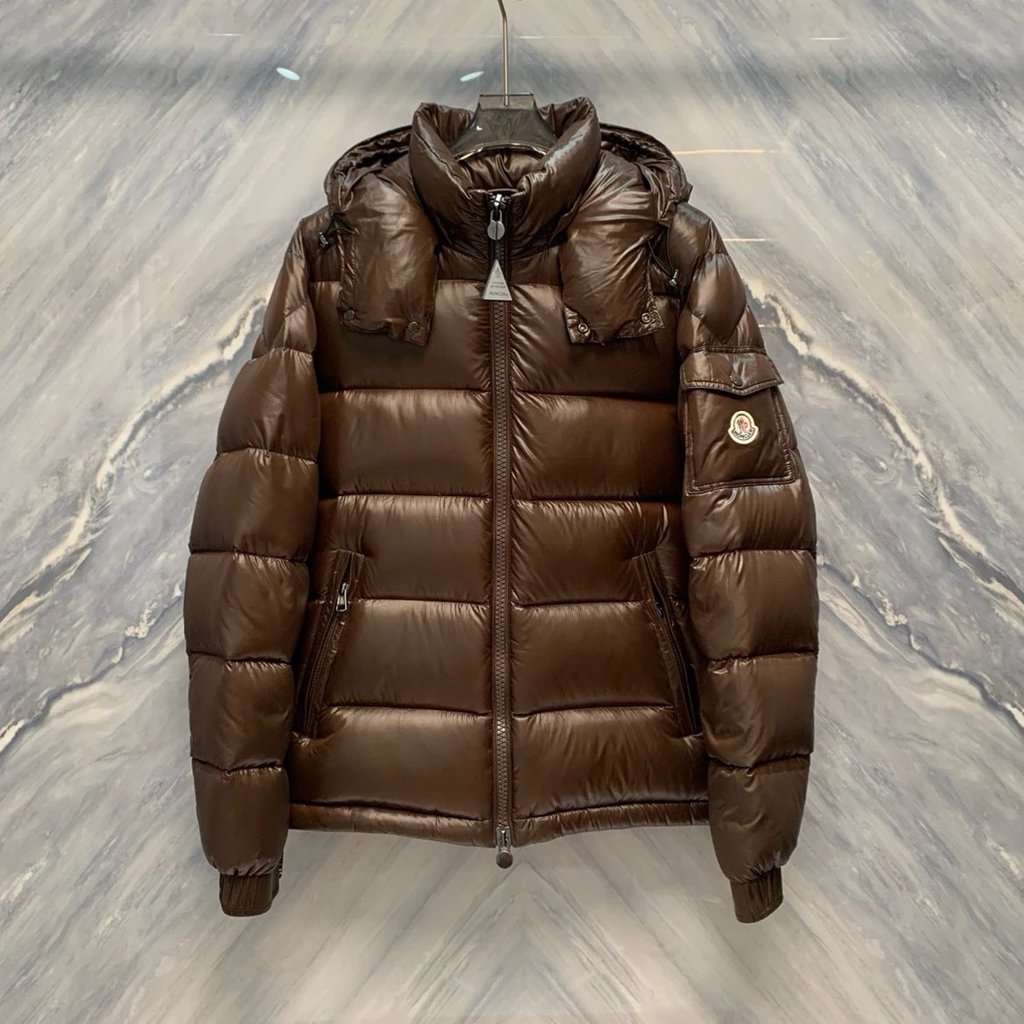 แจ็คเก็ตผู้ชาย ออกแบบคลาสสิก วัสดุไนลอนเกรดนาโนเทคโนโลยี DWR ทนทานน้ำ มาพร้อมลายเส้นและโลโก้สีแดงสีฟ