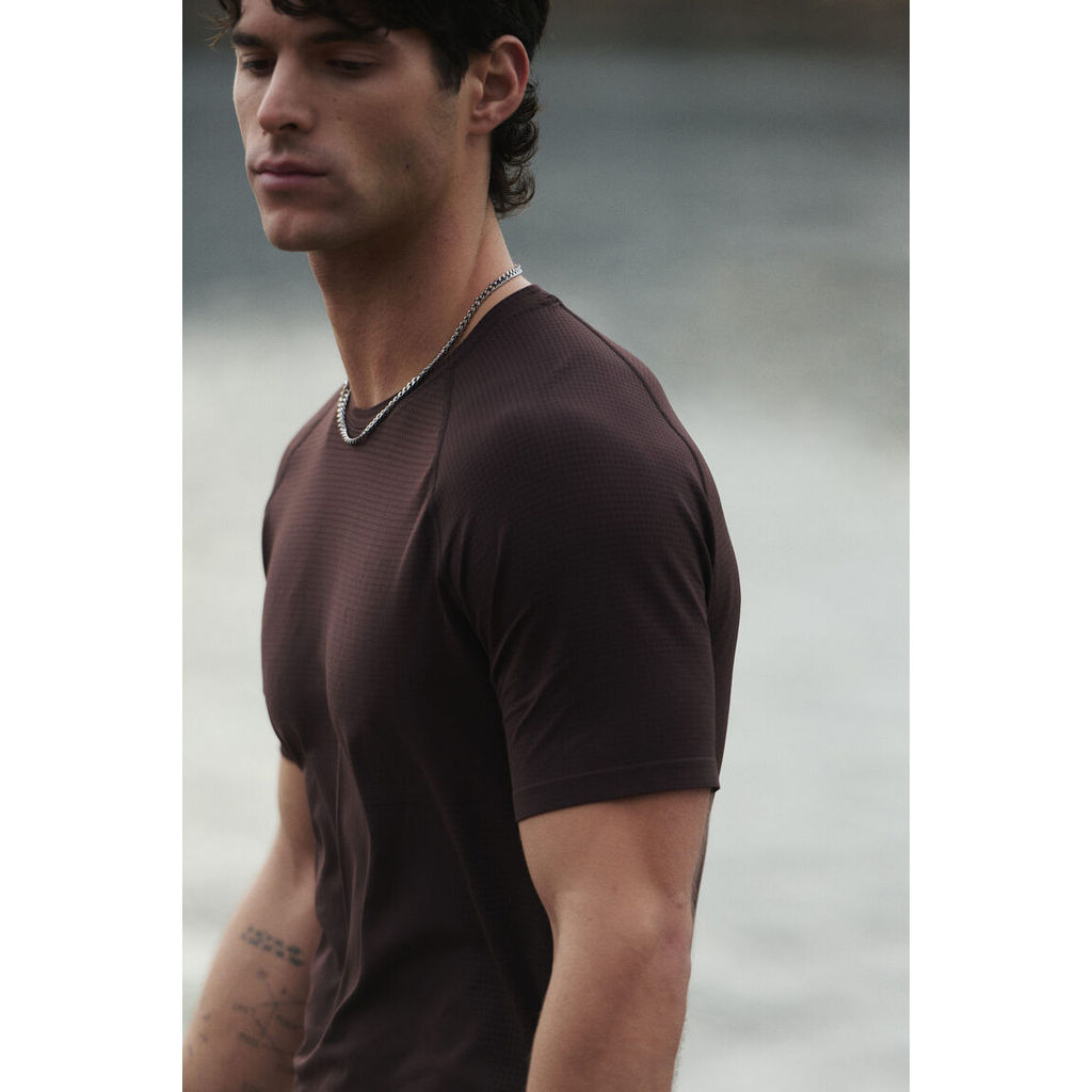 H&M(เอชแอนด์เอ็ม) เสื้อยืดสปอร์ตทรงกระชับ Muscle Fit พร้อมเทคโนโลยี DryMove™ Men Muscle Fit Sports T 1314818_1