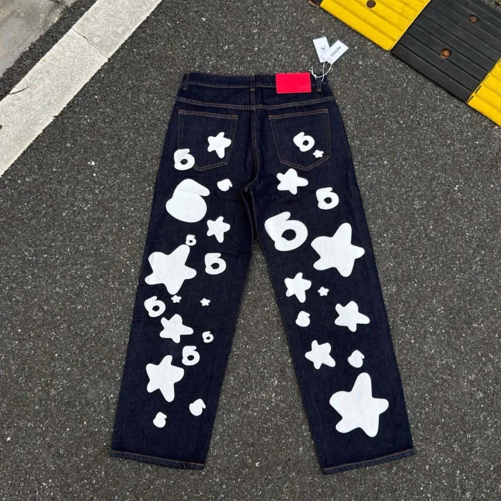 Sp5der กางเกงยีนส์ลําลองลายตรงพิมพ์ลาย