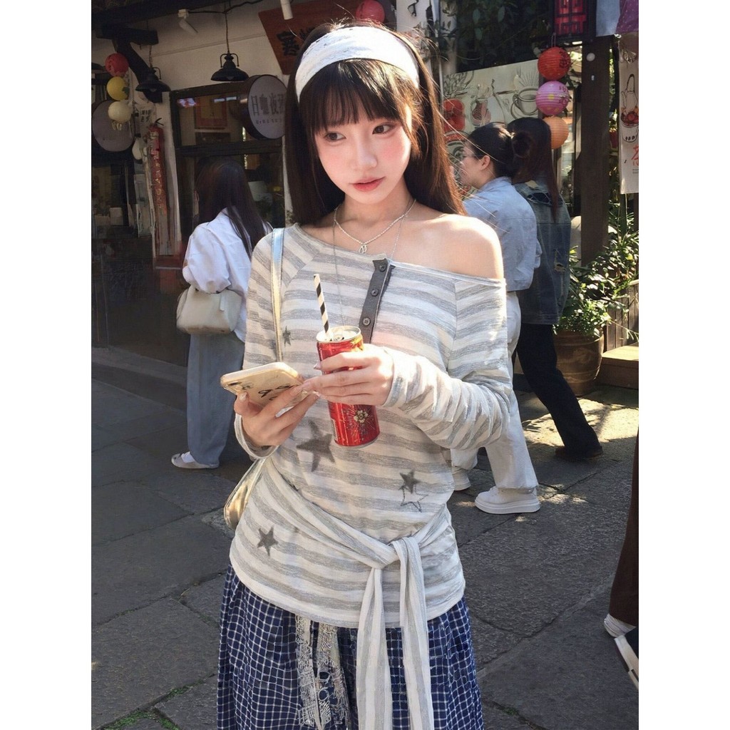 Tencel Snowflake เส้นด้ายฝ้ายย้อมลายสไตล์ขี้เกียจไหล่แนวทแยงลายเสื้อโปร่งใสเล็กน้อยเสื้อยืดแขนยาวหญิง Me สไตล์ตาราง Huan F9LG