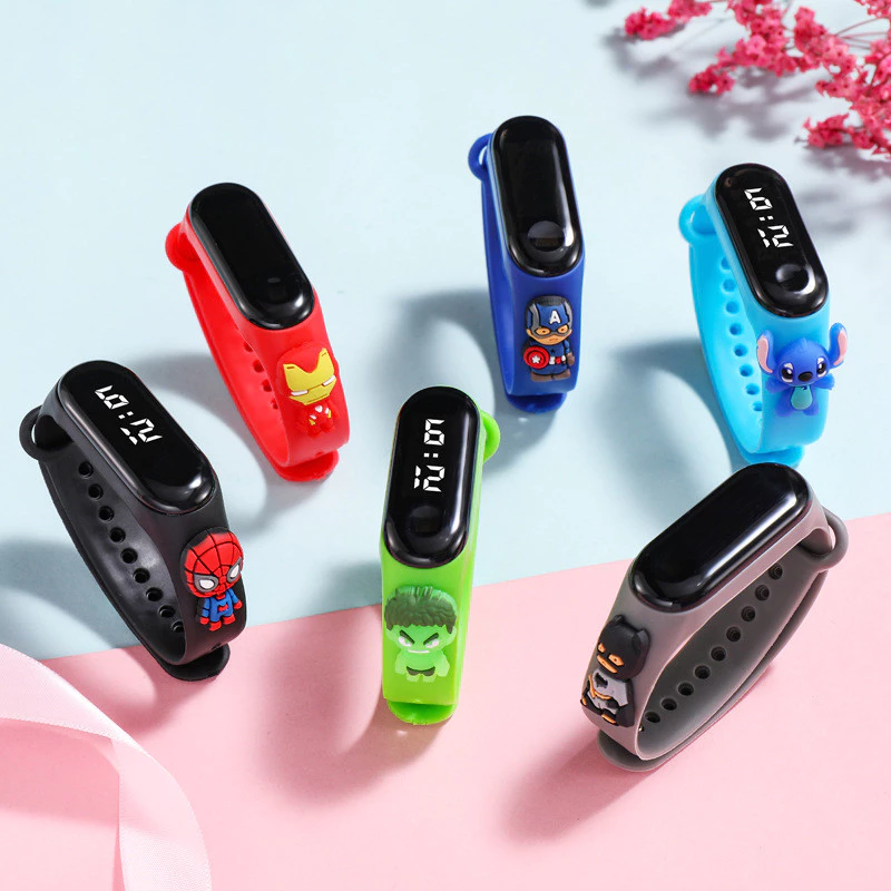 นาฬิกา LED สําหรับเด็ก Superhero & Cartoon - 6 สี Choices สายซิลิโคนทนทาน Time-Displaying ของเล่นสําหรับเด็ก