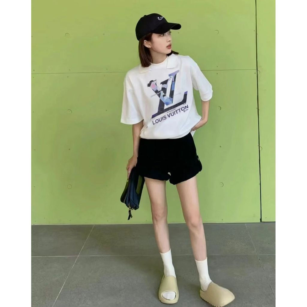 LOUIS VUITTON/LV/2026 ต้นฤดูใบไม้ผลิสไตล์ใหม่เสื้อยืดแขนสั้นผู้ชายผู้หญิงคู่สไตล์ด้านในพอดีไหล่รอบคอ