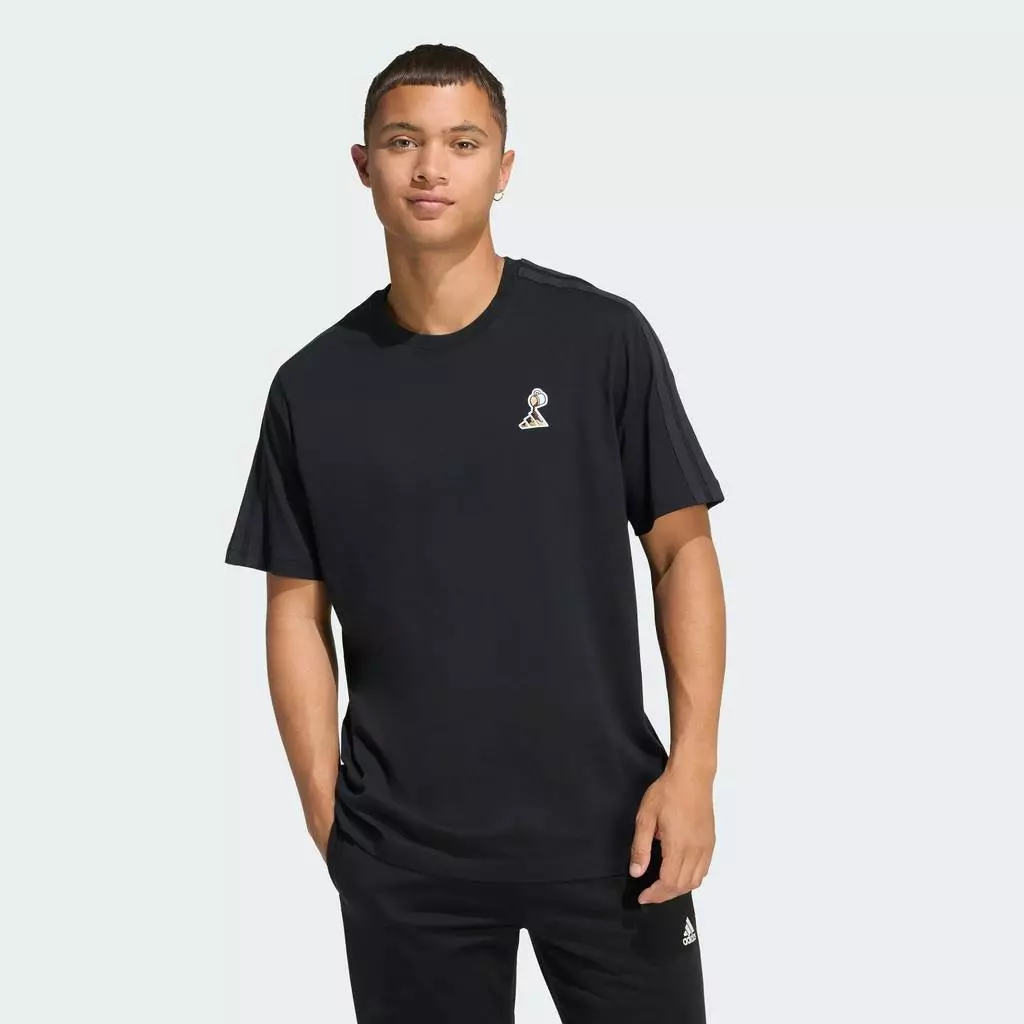 adidas ไลฟ์สไตล์ เสื้อยืดพิมพ์ลาย LUX COFFEE CAFE POUR ผู้ชาย สีดำ KB4847