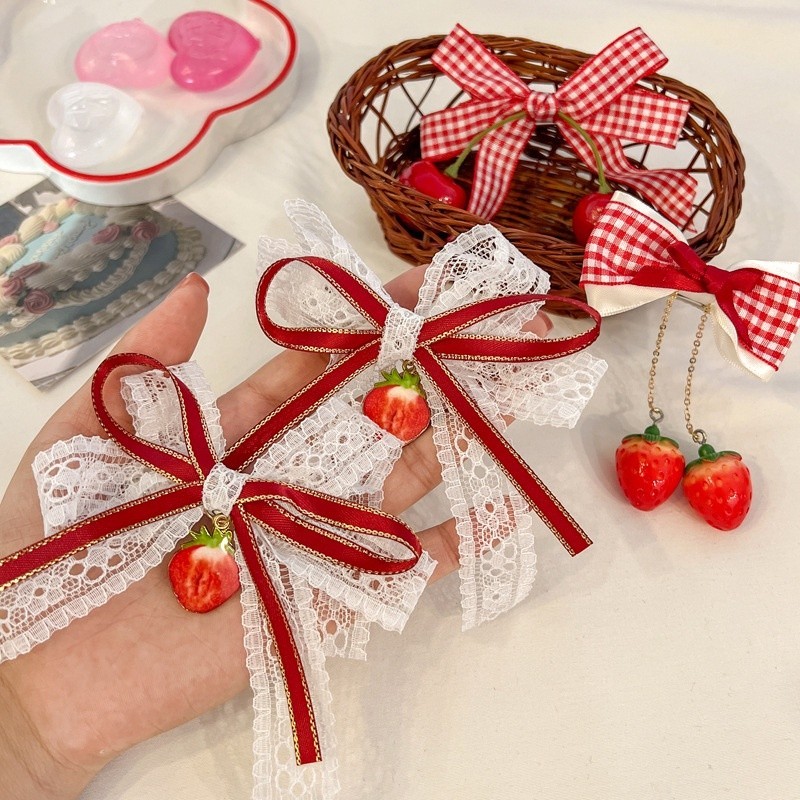 เซ็ต2ชิ้น กิ๊บโบว์ลายลูกไม้น่ารัก สีแดง พร้อมของขวัญปีใหม่สำหรับเด็ก
