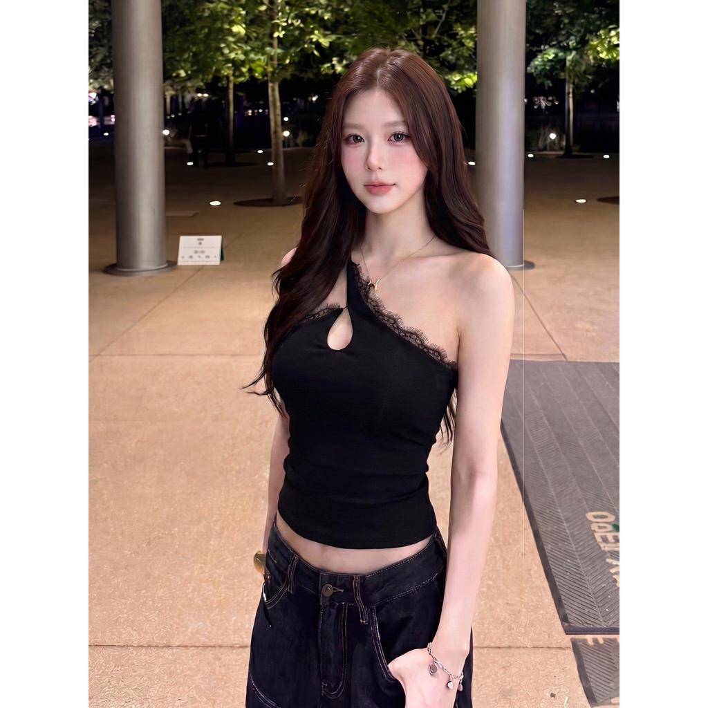 SPND【พร้อมส่ง】เสื้อสายเดี่ยวขอบลูกไม้สุดชิค เพิ่มช่องคัดเอาท์เพิ่มความเซกซี่เบาๆ มี2สี (3007)