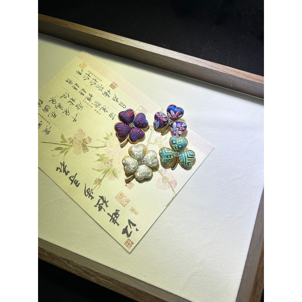 เข็มกลัดโบรเคด Guangxi Gift Handmade