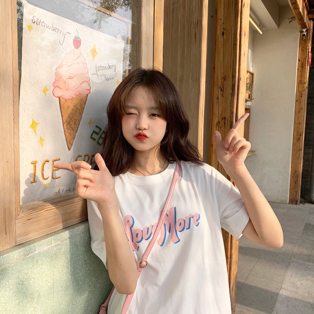 2026 [พร้อมสต็อก] สีชมพูพิมพ์ตัวอักษรที่เรียบง่ายรอบคอสบายๆหลวมแขนสั้นเสื้อยืดผู้หญิงฤดูร้อนปลาค็อด 