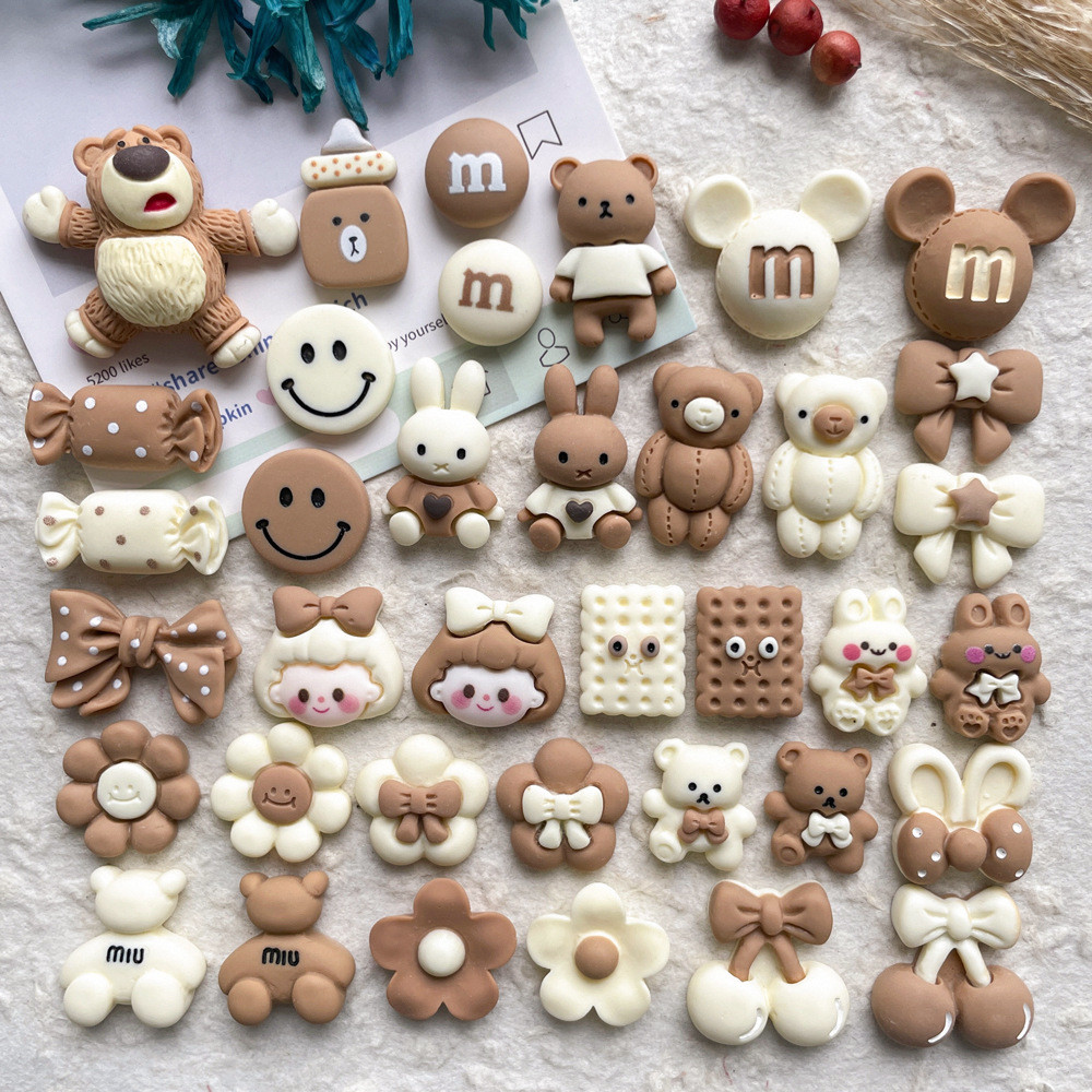 [4 @] สีเบจสีการ์ตูนหมีเรซิ่นอุปกรณ์เสริม ทําเอง เคสโทรศัพท์ตู้เย็นสติกเกอร์หลุมรองเท้าดอกไม้อุปกรณ์ผมอุปกรณ์ตกแต่ง เอฟเอ็น