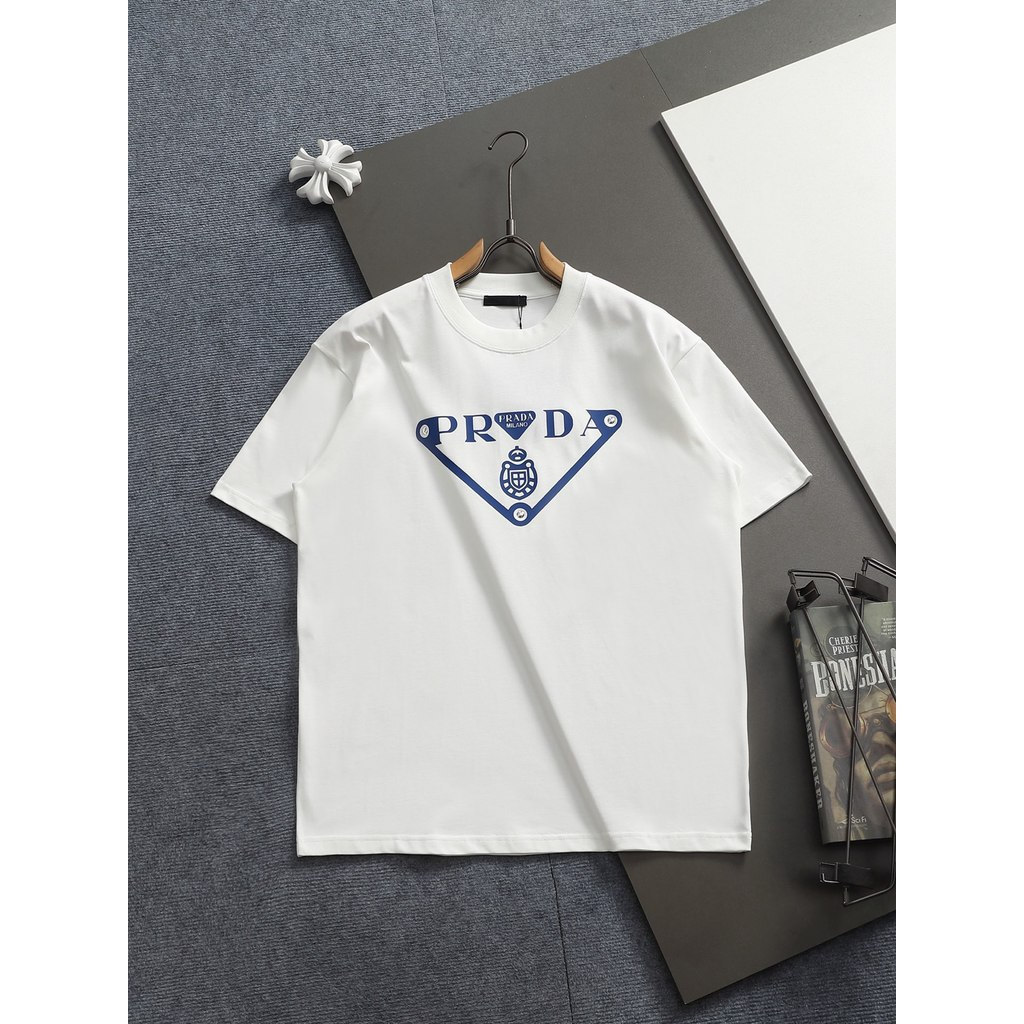 Prada/Prada/Prada/2026 คลาสสิกรอบคอแขนสั้นเสื้อยืดผู้ชายผู้หญิงสไตล์ร้อนขายสไตล์ Street สวมใส่ฤดูใบไ