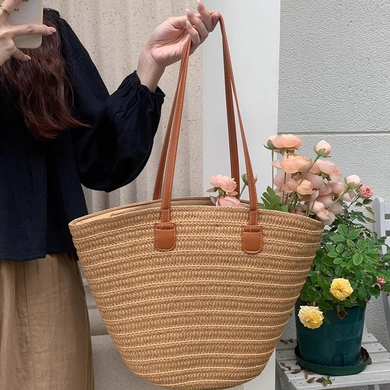 【จัดส่งฟรี】[ถุงฟาง] ความจุขนาดใหญ่แฟชั่นสไตล์หญ้าทอกระเป๋าถังพร็อพ สิริ ถุง