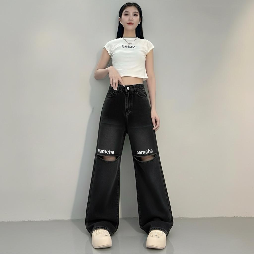 NAMCHA กางเกงยีนส์ทรงกระบอกกลาง กางเกงยีนส์ทรงกระบอกกลางเอวสูง เเต่งขาดเข่า ปักNAMCHA สีดำ 2790