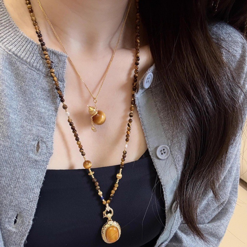 สร้อยคอดีไซน์พิเศษหินตาเสือธรรมชาติ โซ่ทอง พร้อมจี้ลายคล้องใจสำหรับผู้หญิง W46Q