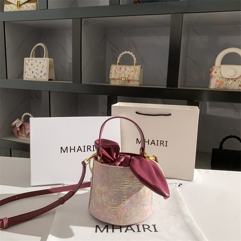 MAIRI กระเป๋าหญิง Niche Original High-End Clove ยางผงกระบอกกระเป๋าสไตล์ใหม่แบบพกพา Messenger กระเป๋า