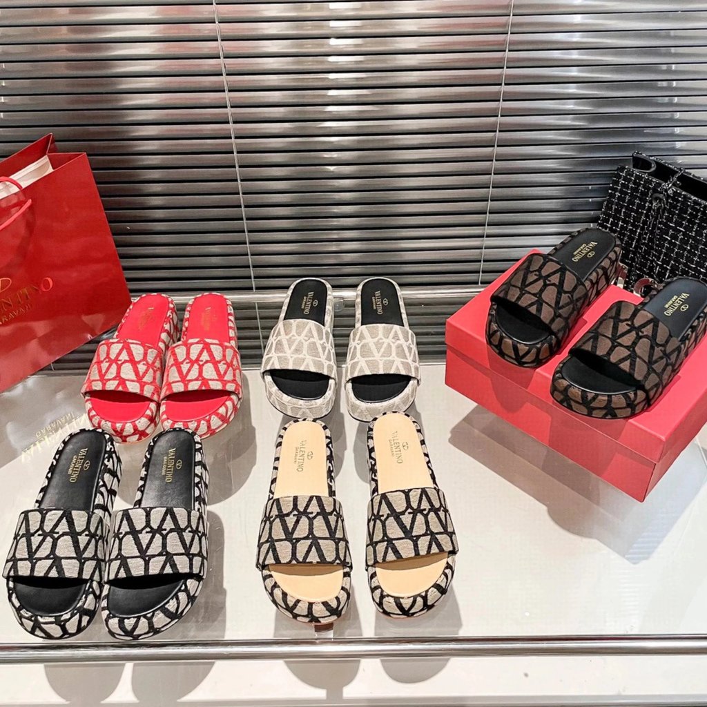 Valentino Valentino Valentino 2023 ฤดูใบไม้ผลิฤดูร้อนผลิตภัณฑ์ใหม่สุภาพสตรีรองเท้าแตะหนาSoledรองเท้า