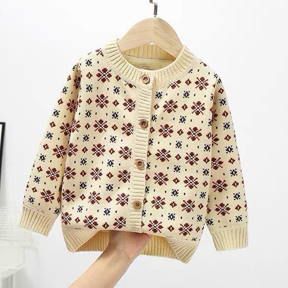 SALE หมดแล้วหมดเลย พร้อมส่งจากไทยค่ะ เสื้อกันหนาวแขนยาวเด็กผู้หญิง แต่งกระดุม ลายสีครีมๆอ่อนค่ะ เนื้อผ้าด้านในบุขน KF50