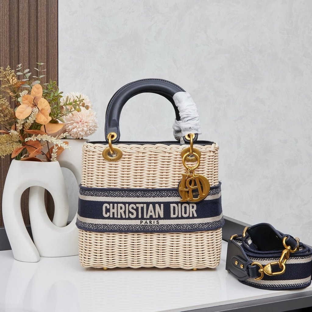ตะกร้าหวายสาน Dior Five-Grid พร้อมสายสะพาย ใช้ได้ทั้งใส่ผักและเป็นกระเป๋าถือ