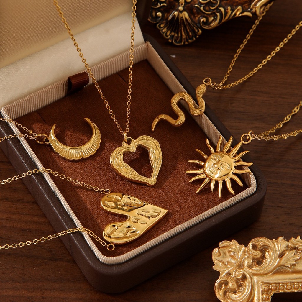 ฝรั่งเศสขายร้อน Retro สร้อยคอรูปงูหญิงเหล็กไทเทเนียม Hollow Moon Gold-Plated 18k โลหะพีชหัวใจสร้อยคอ