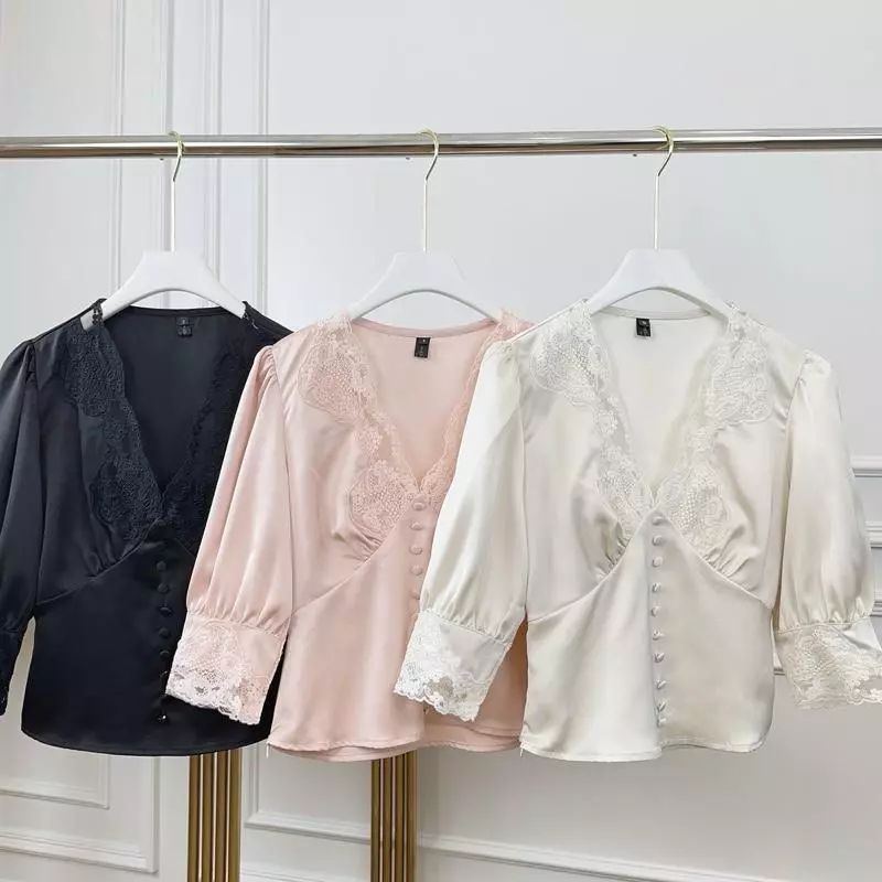 Chili Koko คอวีลูกไม้สีดำ,สีแชมเปญ เสื้อแขน3ส่วน สีดำ,สีแชมเปญ ผ้าซาติน ทรงเสื้อคอวี ดีเทลคอแต่งลูกไม้ แขนพองเล็กน้อย