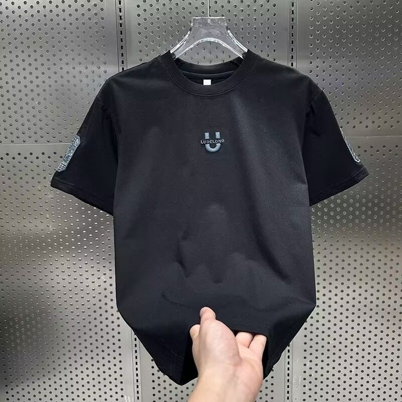 2025 สไตล์ใหม่ฤดูร้อนเย็บปักถักร้อยแขนสั้น Casual All-Match ผู้ชายรอบคอครึ่งแขนแฟชั่นอินเทรนด์เสื้อย