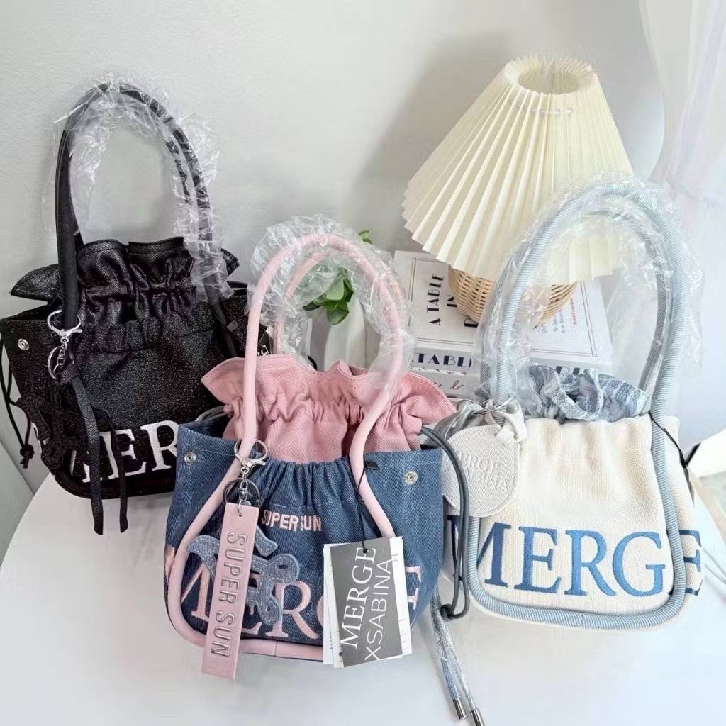 เข้าใหม่พร้อมส่ง🔥🔥 กระเป๋าสะพายข้าง คล้องแขน เมิจ Merge ติดแกรม งานสวยมาก ป้ายห้อย