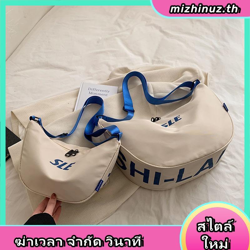 URTHE - กระเป๋าสะพายข้าง หนัง PU ดีเทลโลโก้โลหะ รุ่น THE SALIENT BAG