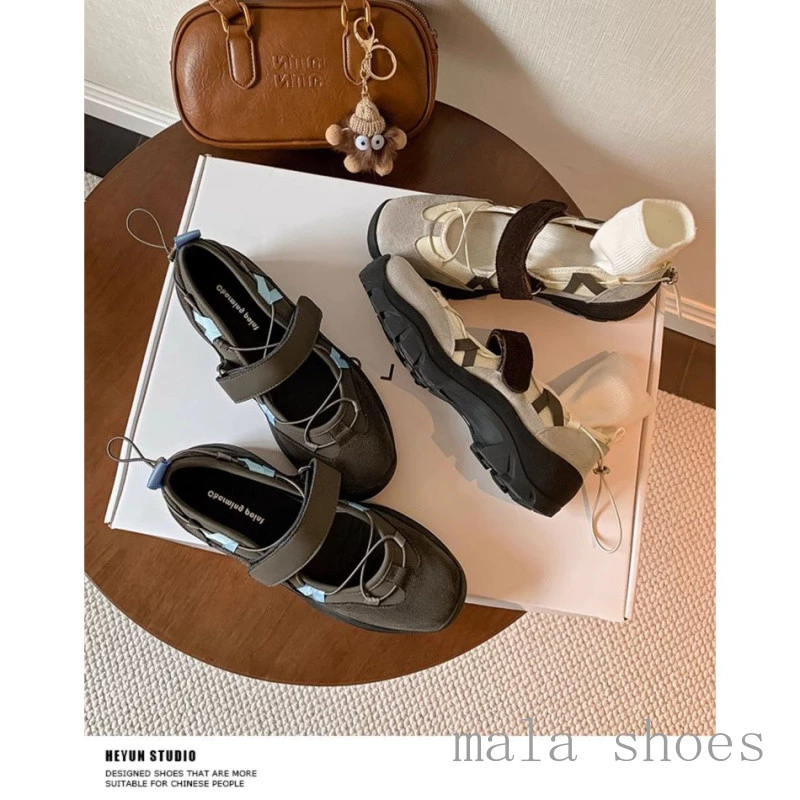รองเท้าแมรี่เจนส้นหนาผู้หญิงไซส์ใหญ่ 36-42 ผ้าผสมลายเรขาคณิต สายเวลโครปรับไซส์ สองเฉดสีเทา พื้นกว้างไม่กดนิ้วเท้า พื้นยางหนากันลื่นรองรับแรง ใส่ไปเที่ยวป่า เดินเล่น ช้อปปิ้ง ยอดฮิตปี2026