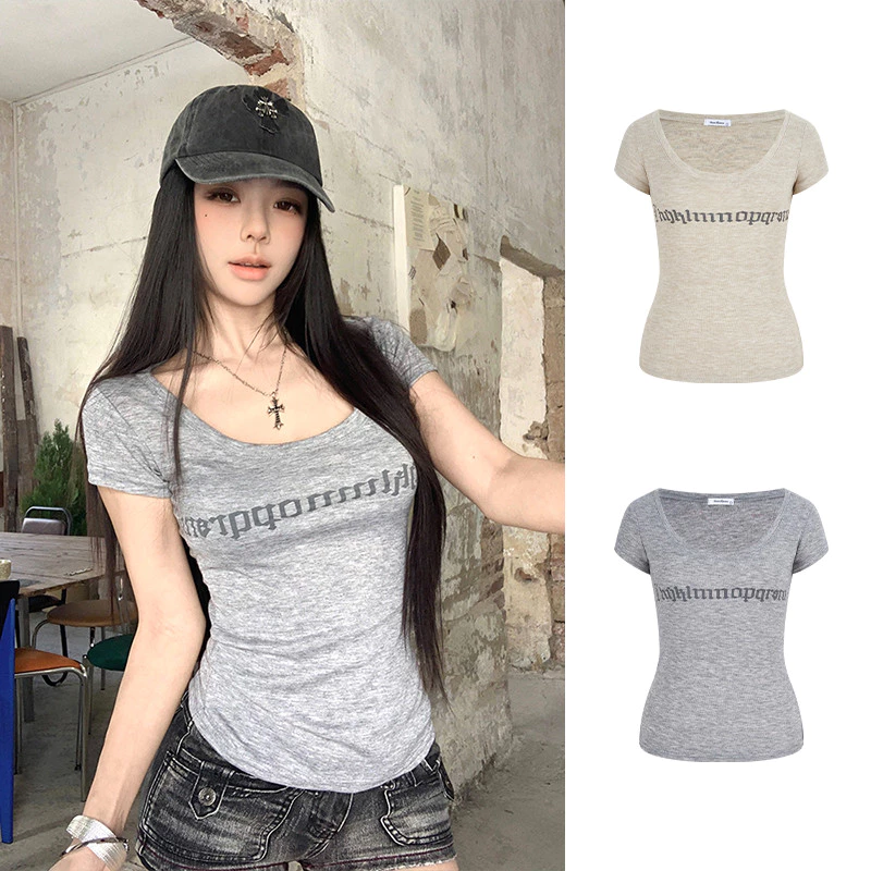 <Moss Queen> เสื้อยืดแขนสั้นพิมพ์ลายตัวอักษรสไตล์อเมริกันฤดูร้อนเสื้อคอยูทรงเข้ารูป