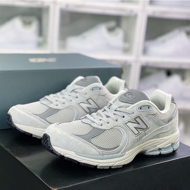 2002R Low Cut สีเทาสบายๆกีฬา Unisex รองเท้าวิ่งสําหรับผู้ชายผู้หญิงรองเท้าผ้าใบ M2002RO