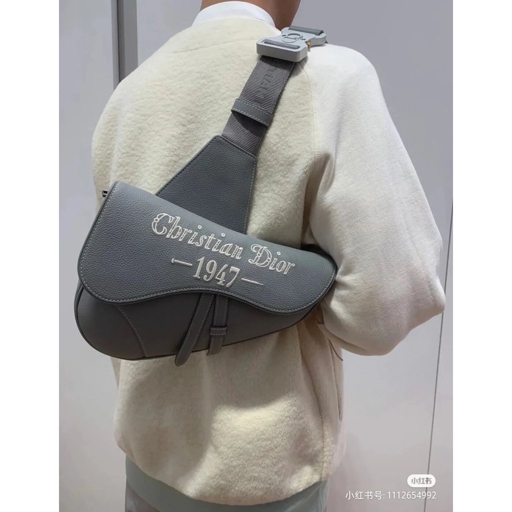 [Perfect Fusion Classic และ Fashion] Dior Dior Limited Edition ปัก Christian1947 Logo Saddle Bag, Fu