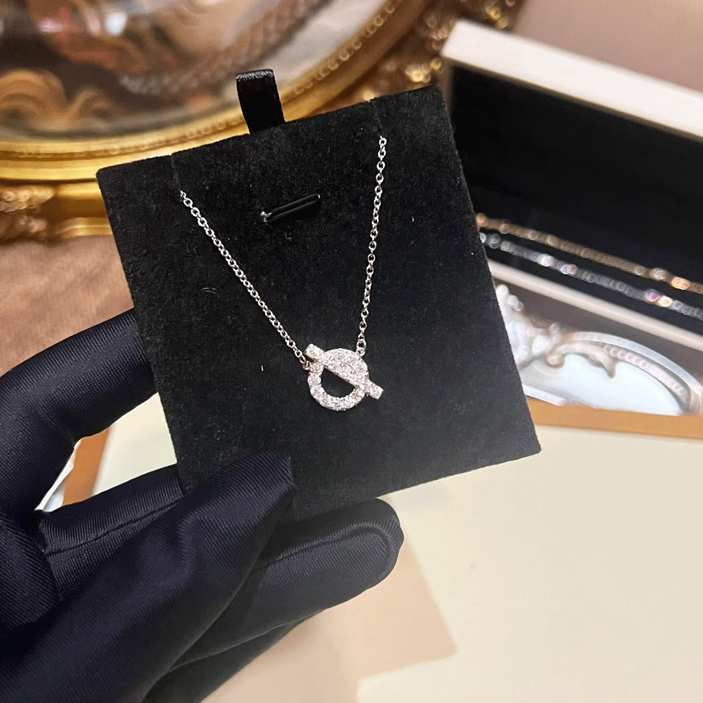 V Gold ขนาดเล็ก Q หมูจมูกสร้อยคอหญิง All-Match ตัวอักษรเพชรวงกลม Clavicle Chain Influencer สไตล์เดีย