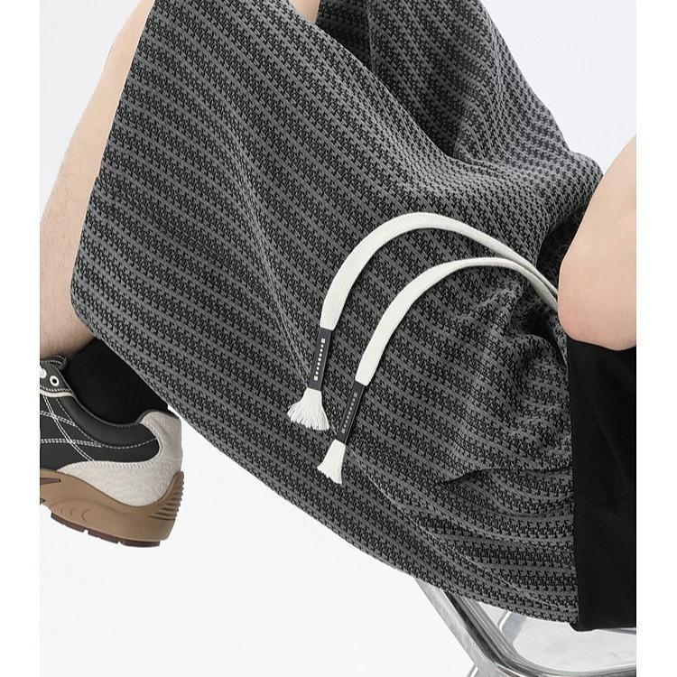 56MEN Short Pants DK36 กางเกงขาสั้น เอวยืด ทรงหลวม เนื้อผ้าTexture ผ้าทอ ขากว้าง มีกระเป๋าข้าง Men Fashion2026