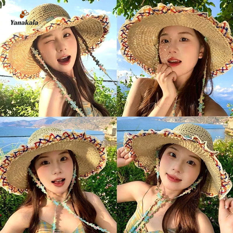 Yanakala🚚หมวกฟางกันแดดผู้หญิงปีกกว้าง สายคล้องคอประดับดอกไม้ ผ้าถักระบายอากาศดี ป้องกันรังสียูวี