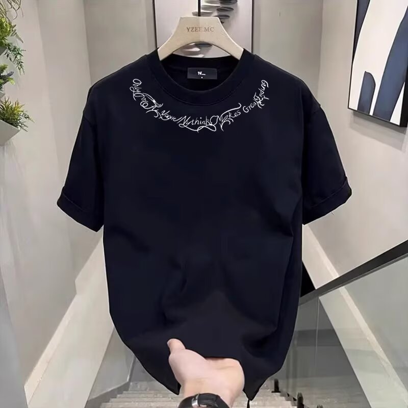 2026อเมริกันถนนสวมเสื้อยืดแขนสั้นผู้ชายฤดูร้อนสไตล์ใหม่หลวมรอบคอสร้างสรรค์สร้อยคอพิมพ์เกาหลีด้านบนปล