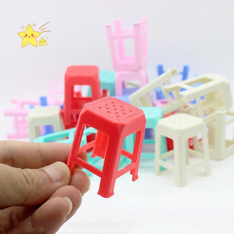[JBTH] 1PC ห้องนั่งเล่นของเล่น 1:12 Mini Dollhouse จําลองสตูลพลาสติกเก้าอี้ขนาดเล็กตุ๊กตาบ้านเฟอร์นิ